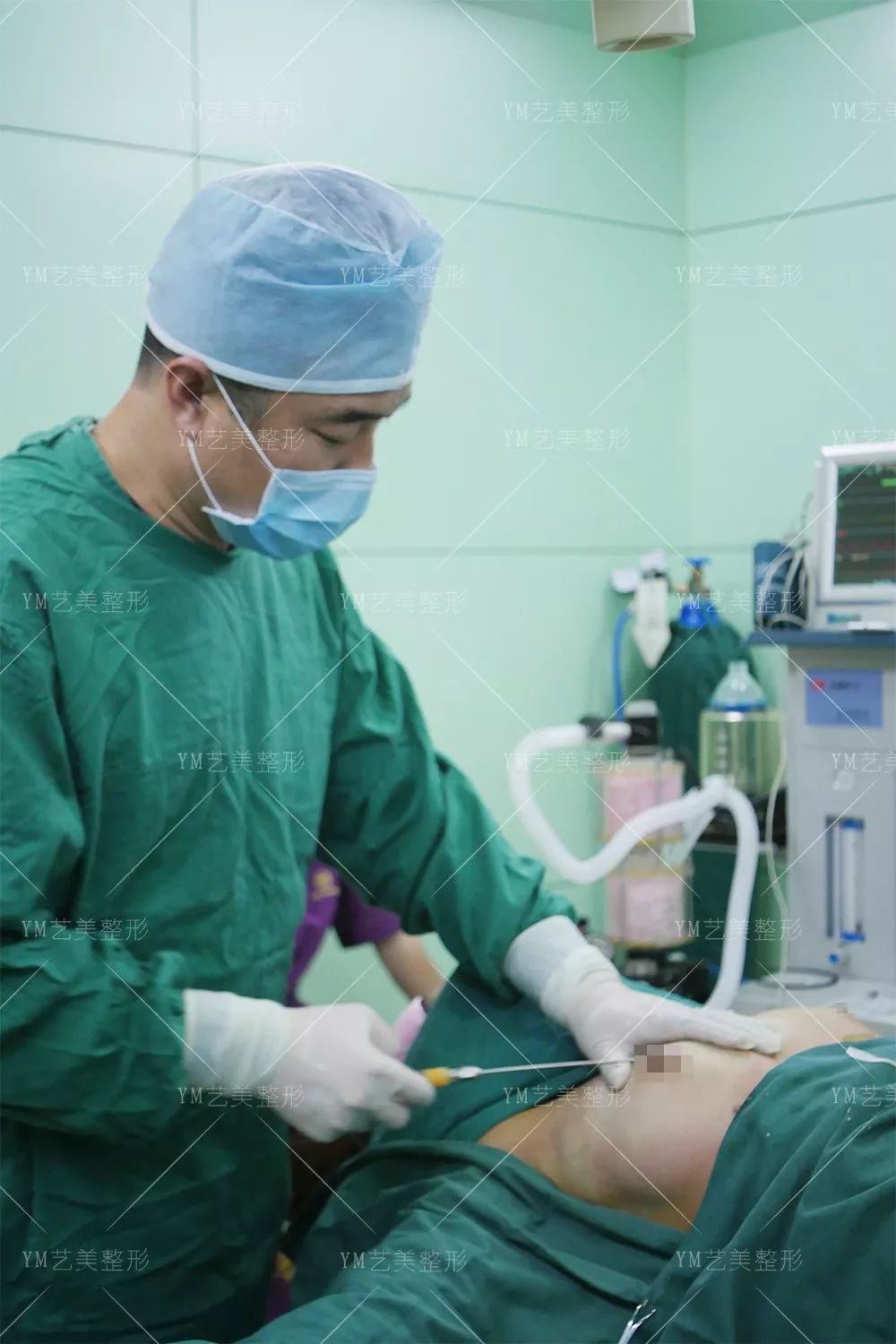 王东在做胸部整形手术